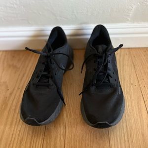 New w/o tags Men’s Nike Revolutions - size 9.5